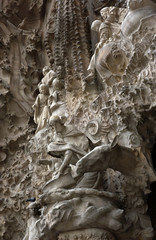 à l'entrée de la sagrada familia