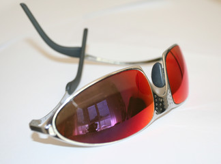 rote sonnenbrille