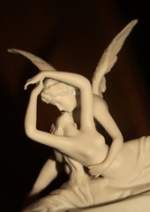 eros and psyche statues angel kissing a woman - obrazy, fototapety, plakaty