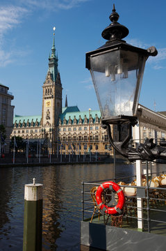 alster rathaus und laterne