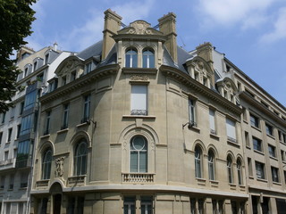 Fototapeta na wymiar Immeuble en pierre au coin arrondi, Paris