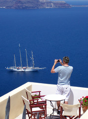 Fototapeta na wymiar przystawki turystycznej biorąc urlop z łodzi w Santorini