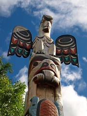 Photo sur Aluminium brossé Indiens Totem sculpté en bois avec fond de ciel
