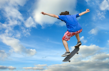 Fototapeta na wymiar Skater wysoki skok z jasnego młodzieżowa błękitu