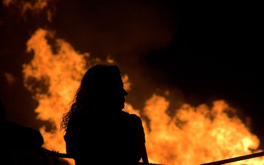 hoguera y silueta de mujer, noche de San Juan