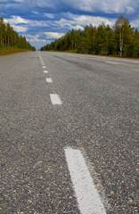 Fototapeta na wymiar pusty dekoracje drogowego z niebieskim Horizont