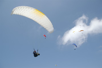 Parapentes volando