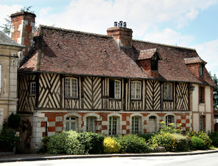 Fototapeta na wymiar Oprawiony drewna Dom w zabytkowej miejscowości w Normandii we Francji