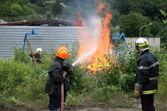 Jeunes pompiers en exercice de feu r&eacute;el