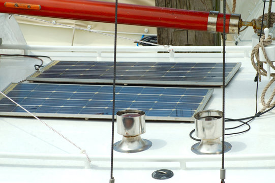 Solarzellen auf einem Segelboot
