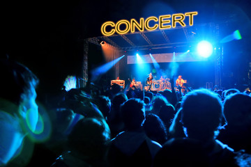 Fototapeta na wymiar Concert Stage Wiele osób słuchających rock goup