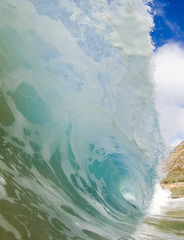 giant breaking wave in hawaii