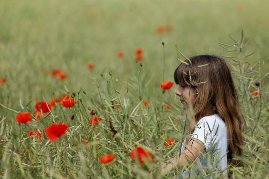 Une enfant fait un bouquet