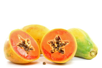 Naklejka na ściany i meble Soczyste owoce Papaya na białym tle