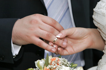 Obraz na płótnie Canvas bride and groom changing wedding rings