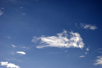 Fototapeta na wymiar ciel; bleu; nuages
