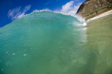 giant breaking wave in hawaii