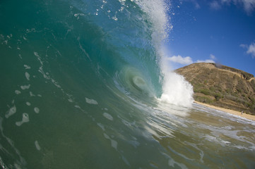 giant hollow breaking wave in hawaii