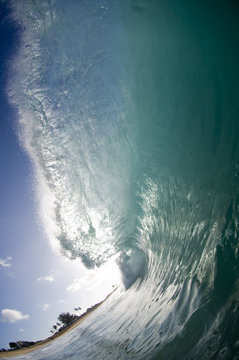 giant wave breaking in hawaii