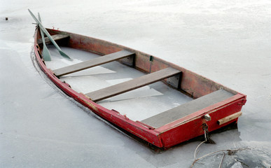 barque rouge prise par la glace