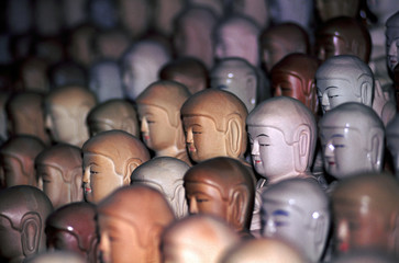 Obraz premium statuettes en pierre alignees en gradin temple, coree du sud