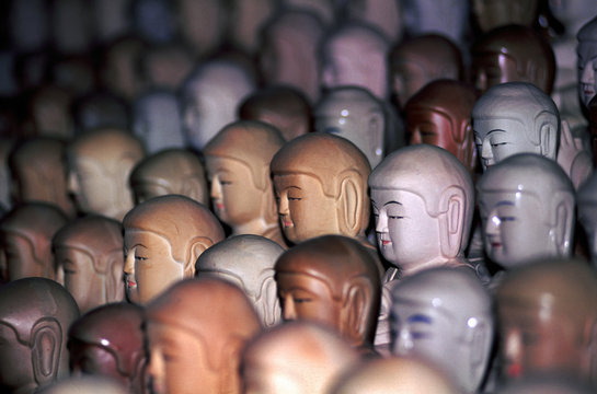 statuettes en pierre alignees en gradin temple, coree du sud