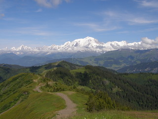 Fototapeta na wymiar chemin randonnée devant Mont Blanc