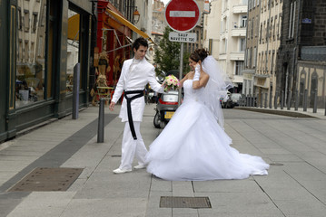 Obraz premium photo d'un couple de jeunes mariés