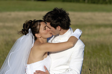 Fototapeta premium photo d'un couple de jeunes mariés