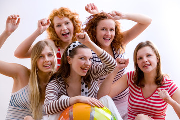 Gruppe von fünf Mädchen mit einem Wasserball