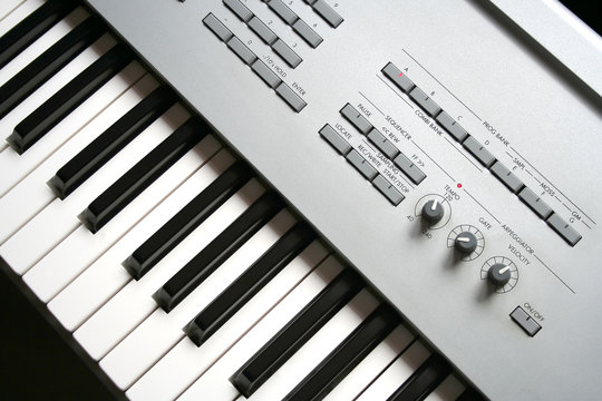 Keyboard synthesiser