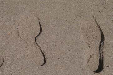 Fototapeta na wymiar traces de pas sur le sable