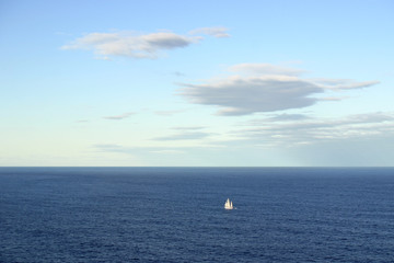 Obraz premium A single sailing ship on the pacific ocean