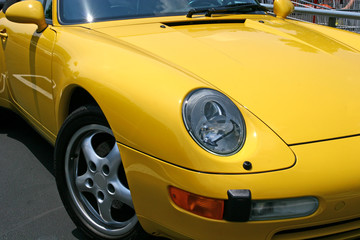 Obraz na płótnie Canvas Jasny żółty samochód sportowy