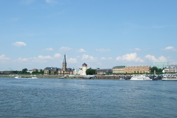 Fototapeta na wymiar Düsseldorf am Rhein mit Schlossturm und Lambertuskirche