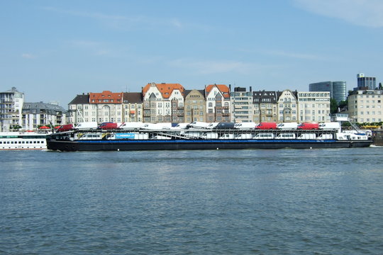 Autotransport auf dem Rhein in Düsseldorf