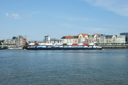 Autotransport auf dem Rhein in Düsseldorf