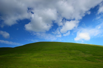 Fototapeta premium Green hill dramatic sky