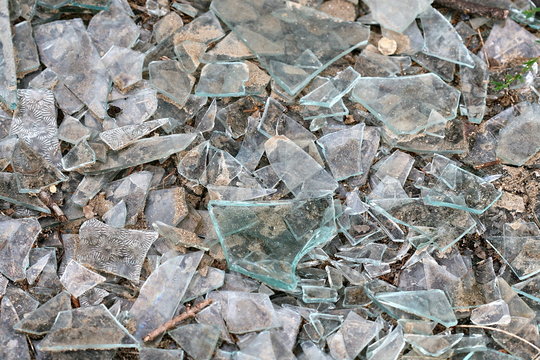 Verre bris&eacute;