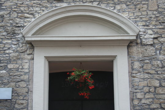 Haust&uuml;r mit Blumenampel