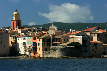 La ville de Saint Tropez vue de la mer