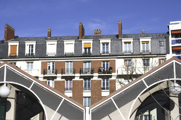 Fototapeta na wymiar Paris unusual architecture in a nice neighborhood