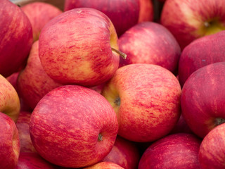 red apples