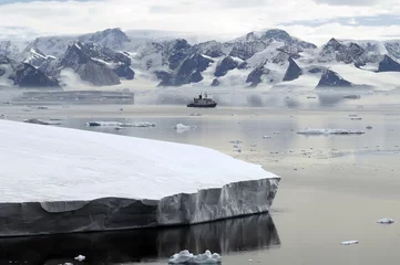 Rolgordijnen Antarctica and research vessel © staphy