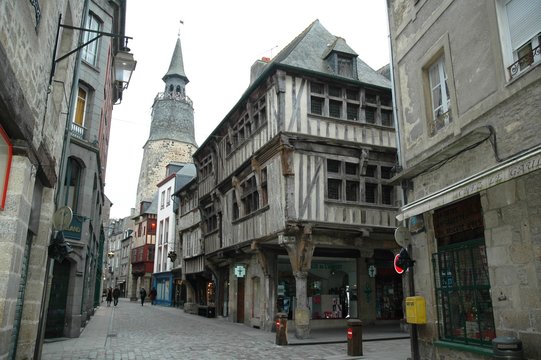 Dinan, rue, &eacute;glise