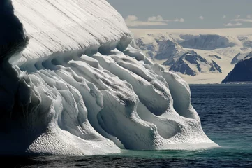 Foto op Aluminium Gegolfde ijsberg © staphy