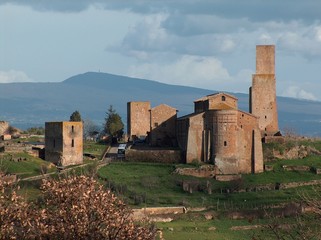 Tuscania, San Pietro mit Ciminibergen