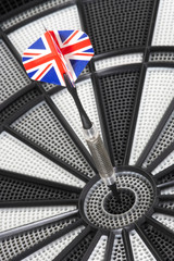 Dartpfeil der britischen Flagge trifft ins schwarze