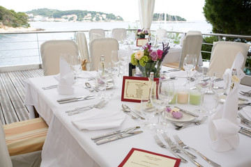 Fototapeta na wymiar Wedding table arrangement with flowers and seating list