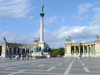 Fototapeta na wymiar The Millennium Monument in Heroes' Square, Budapest